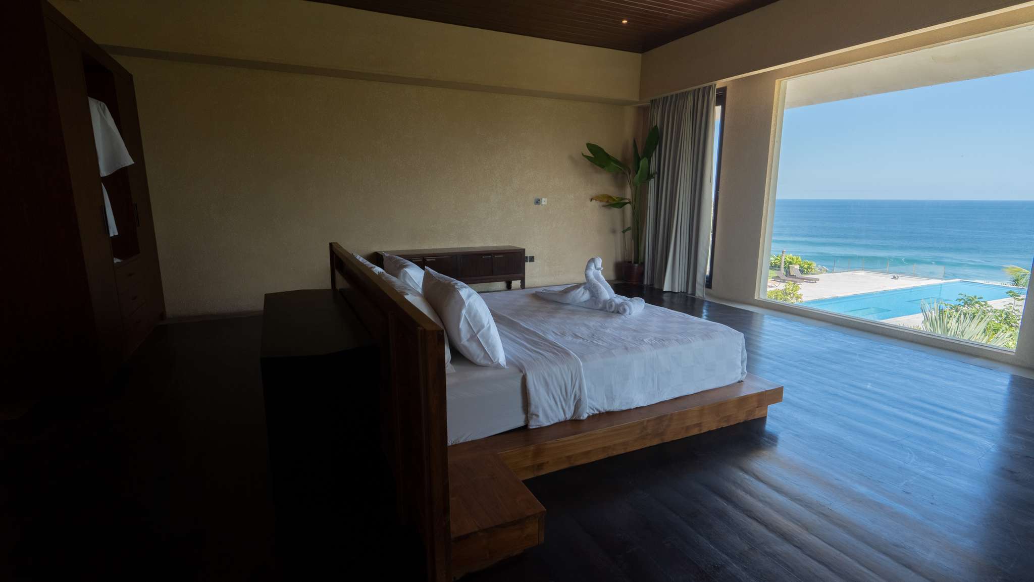 King bed positioned to capture sunrise over the ocean