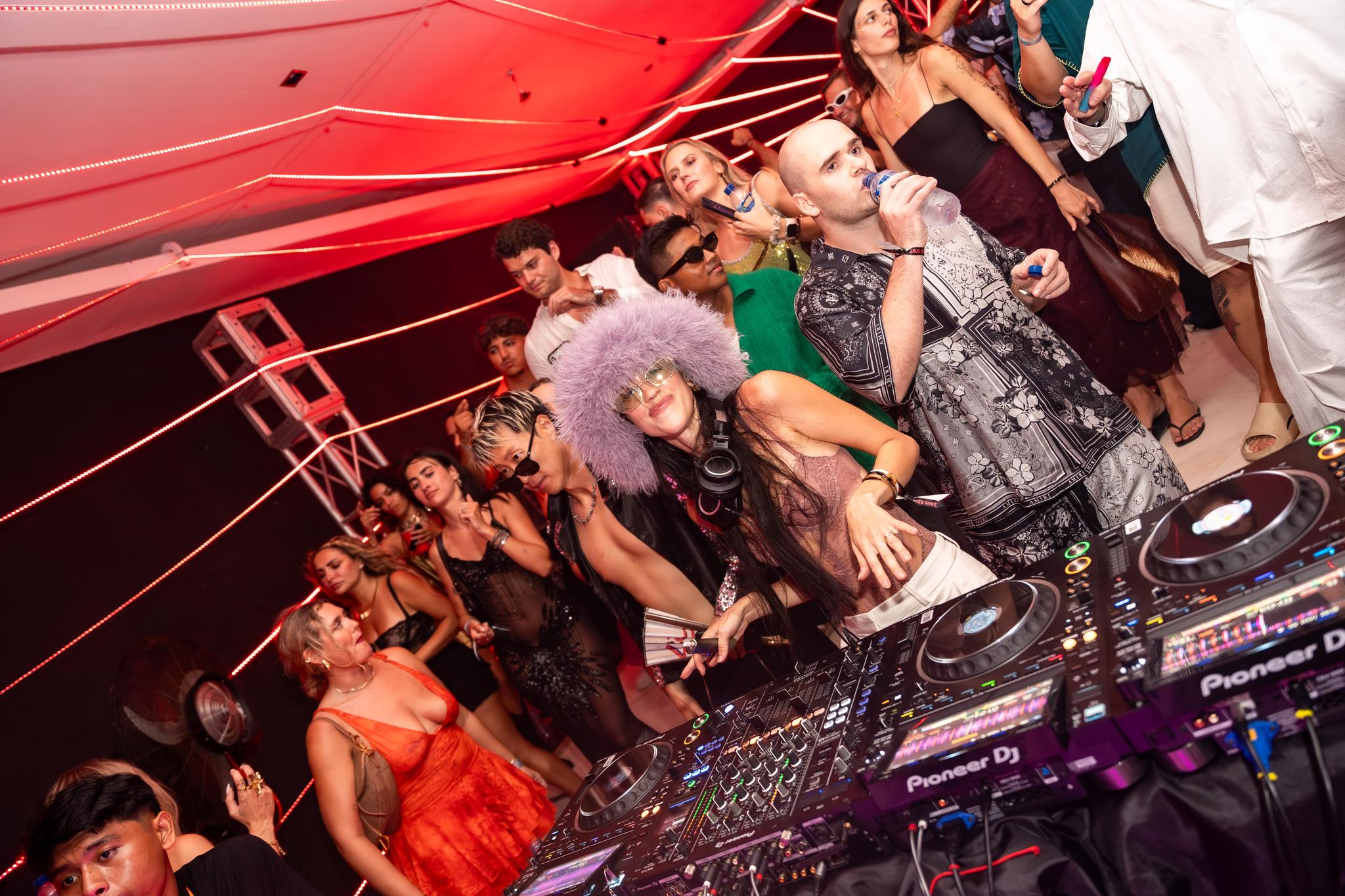 Late Night DJ & Crowd Energy